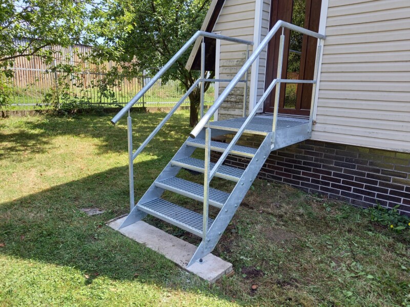 2021 Schodiste se zabradlim